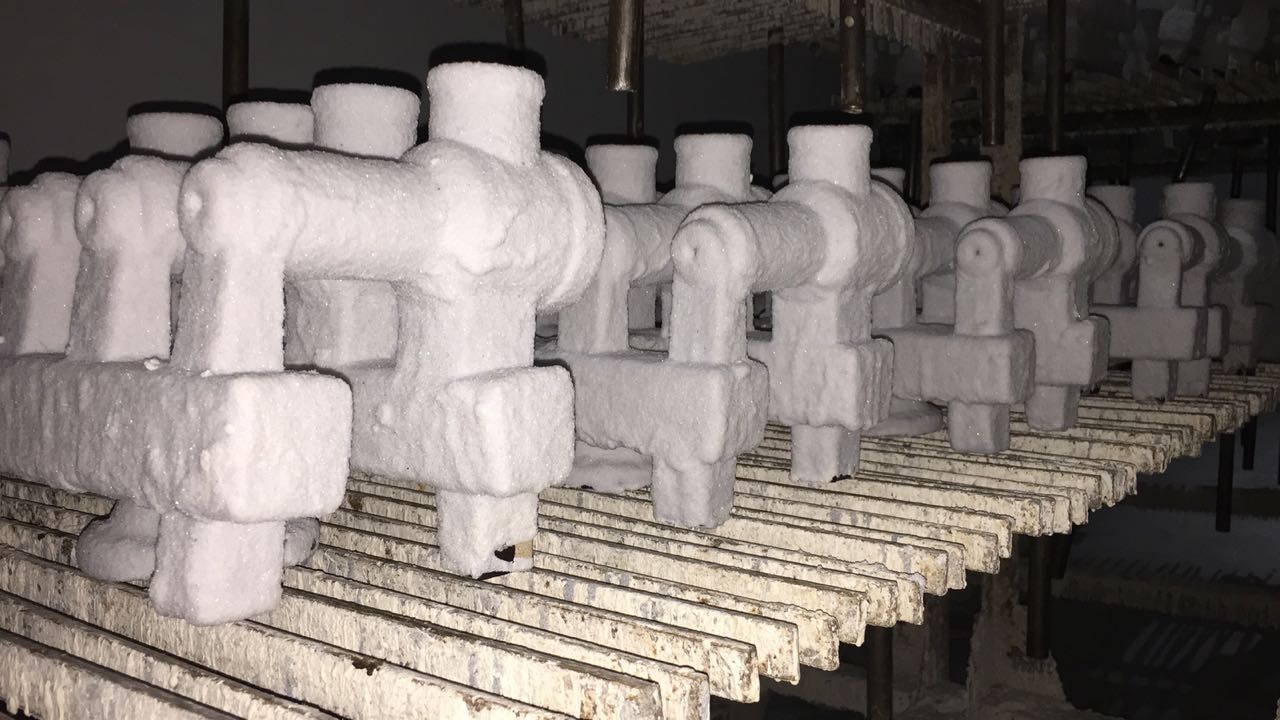 Fused silica flour and grains used in investment casting ceramic shell process